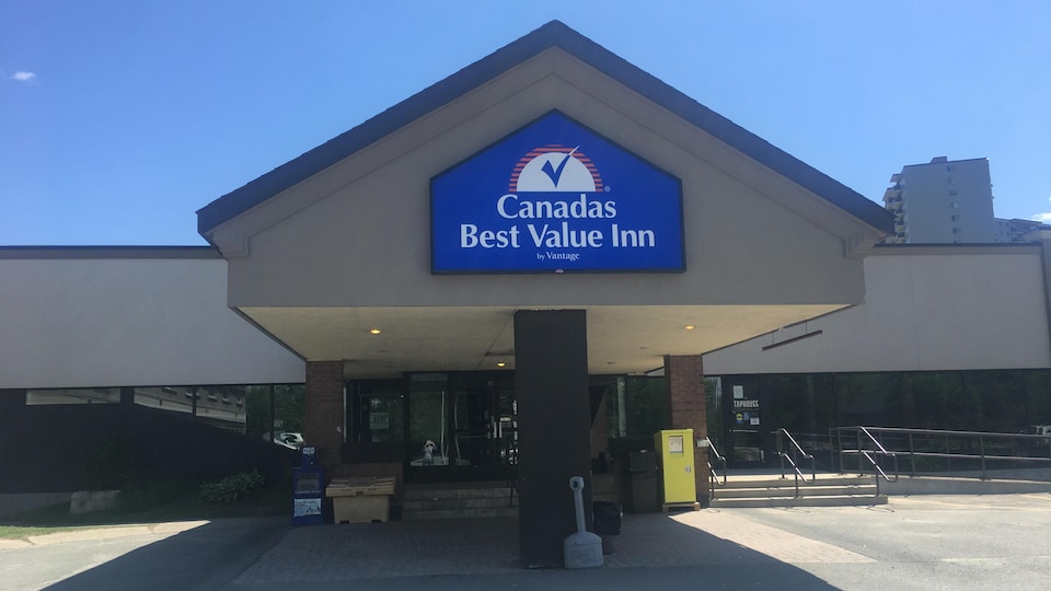 Devanture d’un motel Canadas Best Value Inn