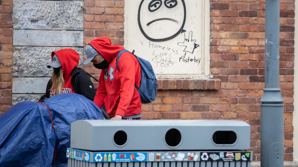 Un graffiti où il est écrit «Homeless Lives Matter Too».