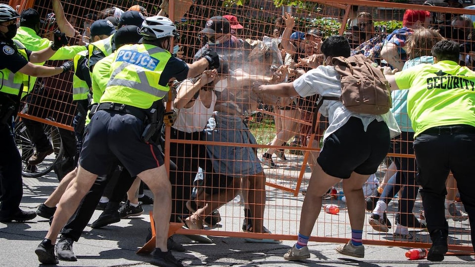 Des affrontements entre la police et des manifestants.