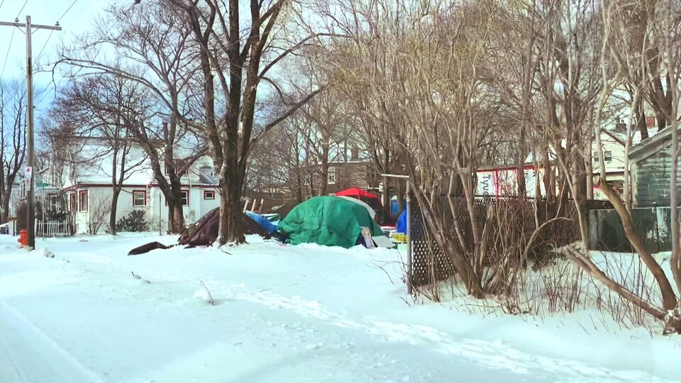 Des tentes plantées dans la neige.