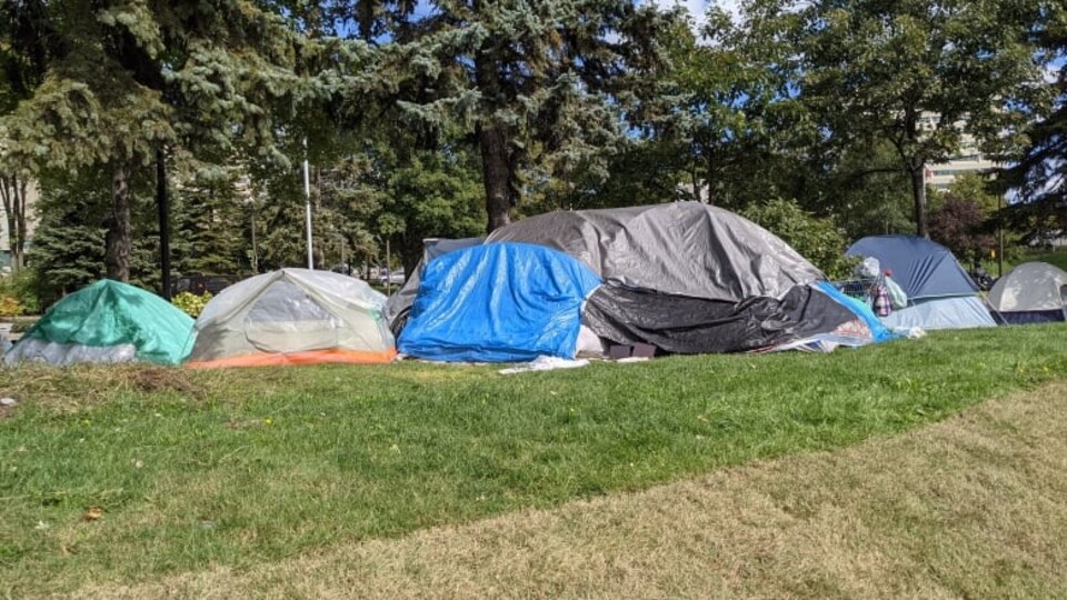 Des tentes montées dans un parc.