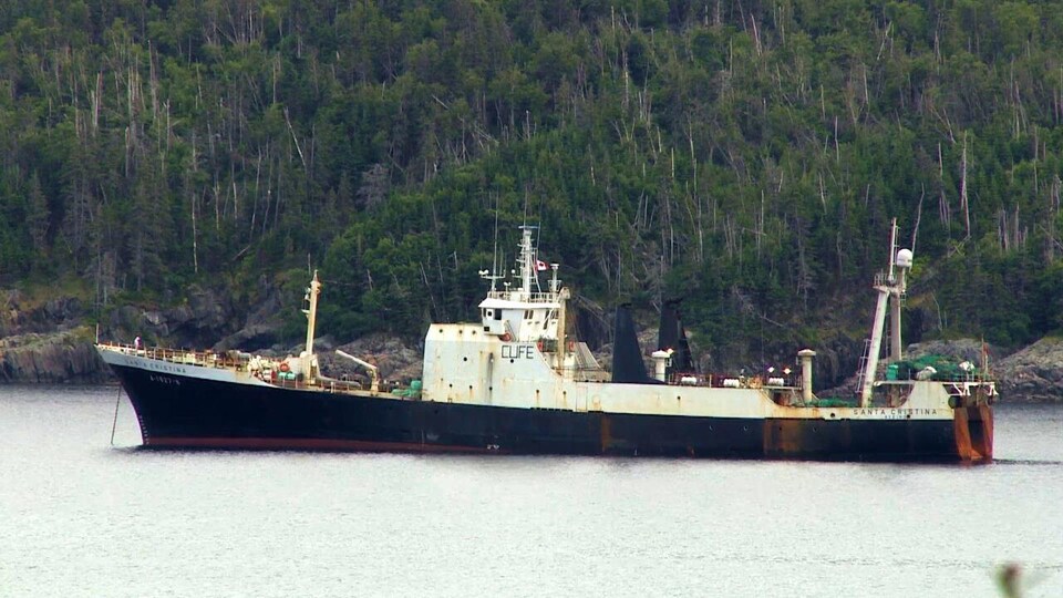 Un navire marchand accosté sur la côte.