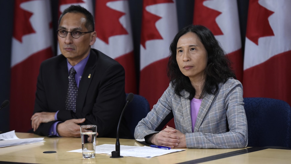 Theresa Tam et Howard Njoo lors d'une conférence de presse à Ottawa.