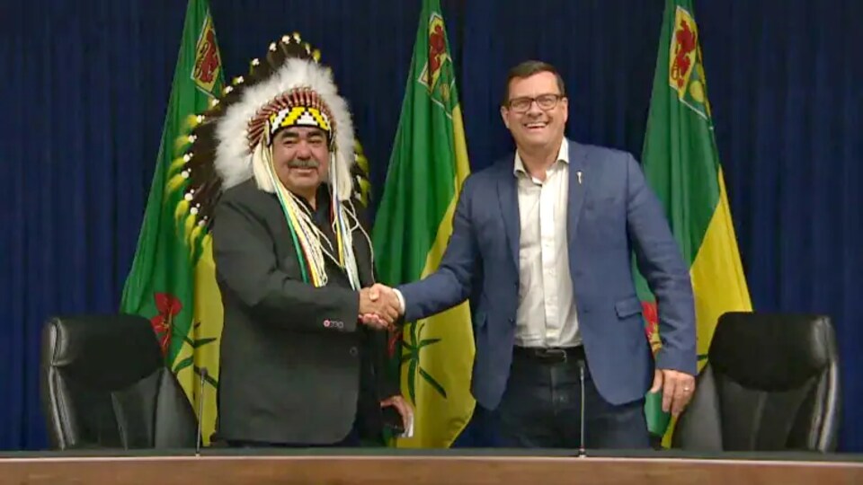 Le chef de la nation crie d'Ahtahkakoop, Larry Ahenakew, serre la main du ministre de la Santé de la Saskatchewan, Paul Merriman le lundi 17 octobre 2022.