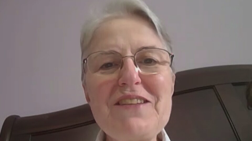 Une femme âgée avec des lunettes.