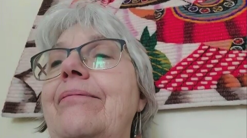 Une femme avec des lunettes.
