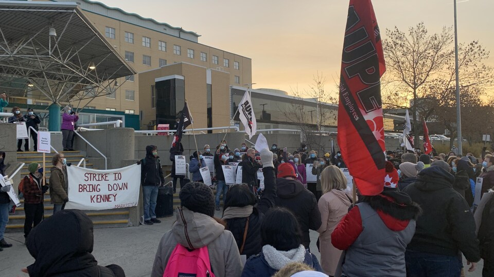 Des manifestants devant l'Hôpital Royal Alexandra d'Edmonton.