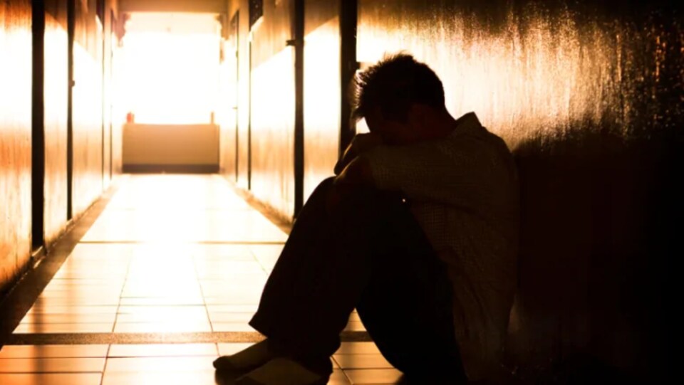 Un homme souffre de problème de santé mental.