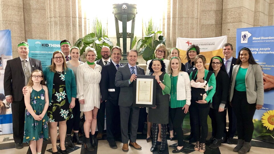 photo de famille avec le ministre de la Santé du Mantoba, Cameron Friesen.