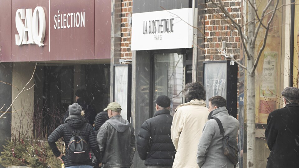 Une file d'attente devant une succursale « sélection » de la SAQ.