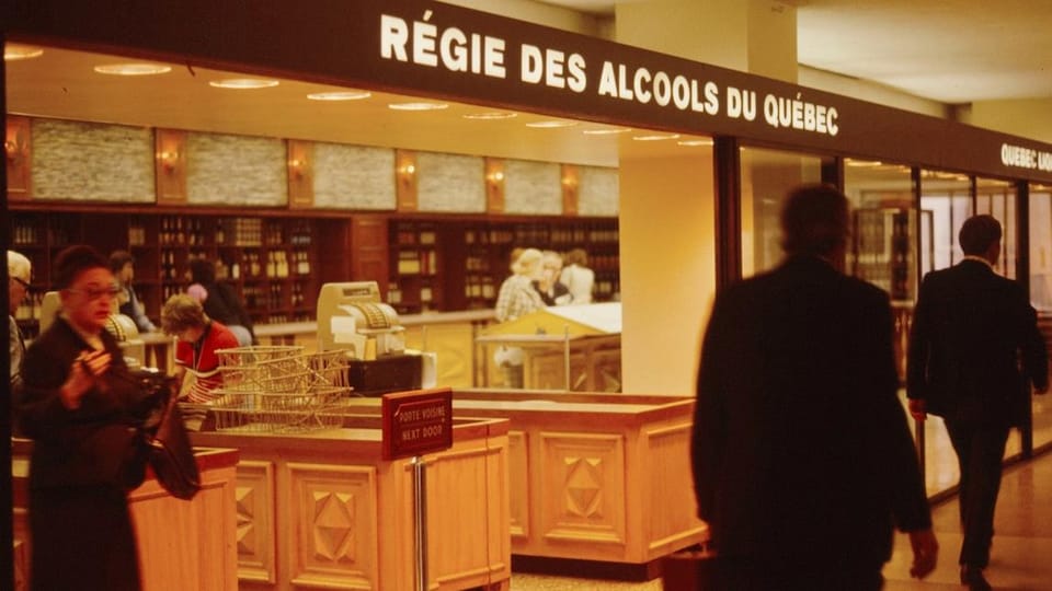 Des gens circulent devant une succursale de la Régie des alcools en 1973.
