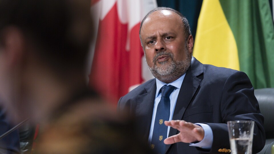 Le Dr Saqib Shahab en conférence de presse.