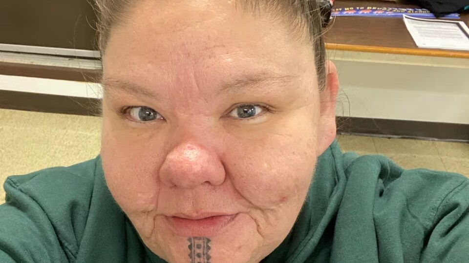 Sara Carriere-Burns arbore un tatouage sur son visage dont les lignes et les points représentent ses enfants.
