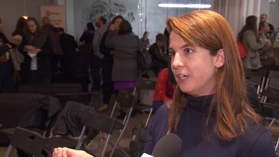 Une femme répond aux questions d'une journaliste.