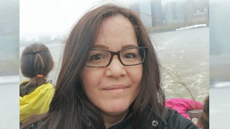 Sara Pitawanakwat sur un bateau.