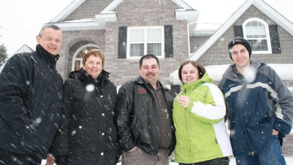 Sarah Cleveland, qu'on voit ici avec ses proches, a remporté la loto « Maison de rêve » de la fondation de l'hôpital de Saint-Jean en 2011. Elle l'a vendue un mois plus tard.