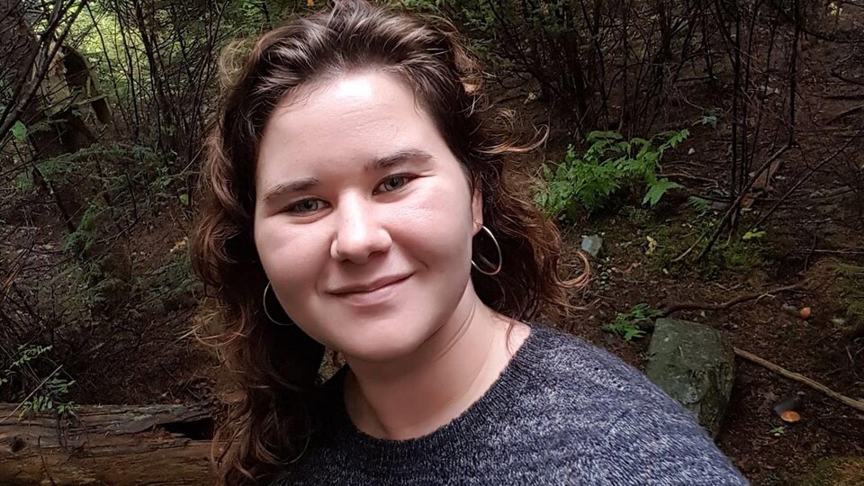Sarah Fortin prend un selfie dans les bois.