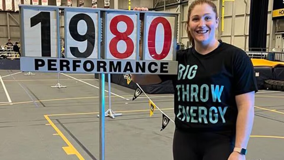 Sarah Mitton souriante près de sa marque de 19.80 mètres.