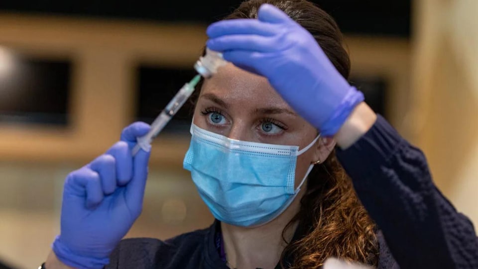 Une infirmière prépare une dose du vaccin Pfizer-BioNTech.