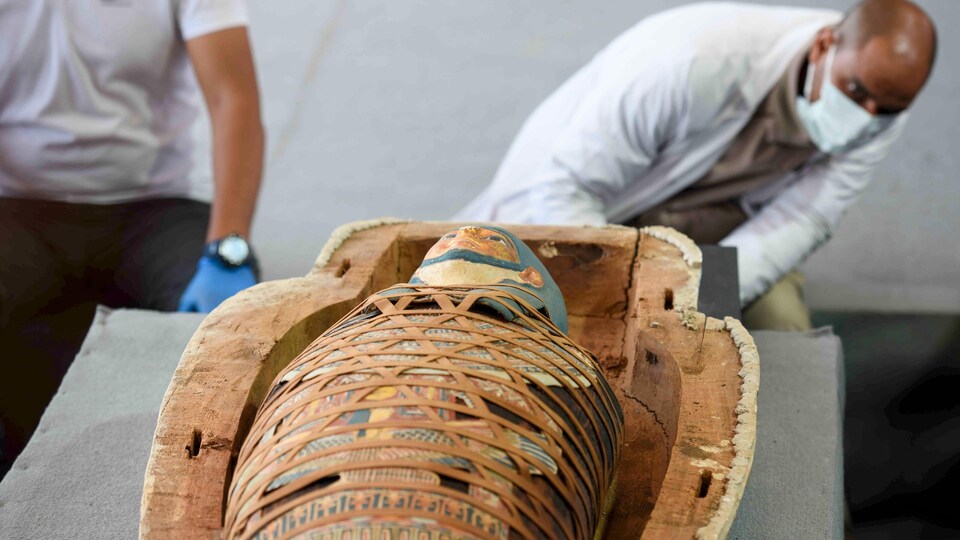 Une centaine de sarcophages intacts découverts en Égypte  Radio 