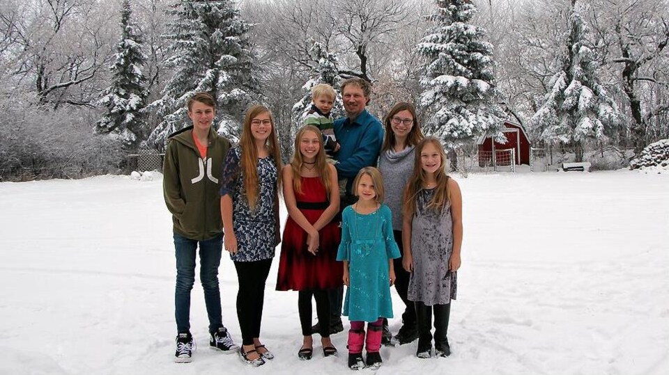 Amanda Buhler, deuxième à partir de la droite, et sa famille et leurs six enfants.