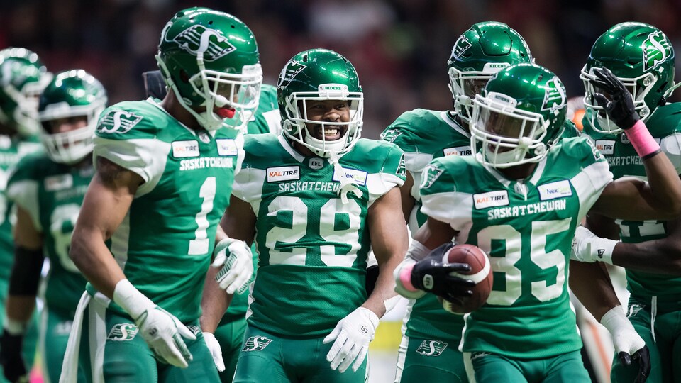 Les joueurs des Roughriders célèbrent un touché marqué lors de la saison 2019.