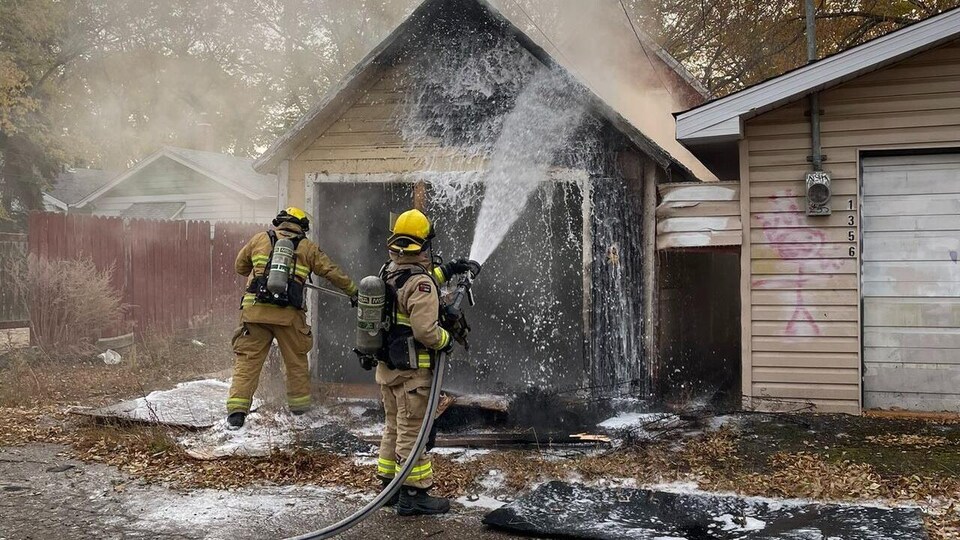 Des pompiers de Regina arrosent un garage de la rue Retallack sur cette photo prise en octobre.