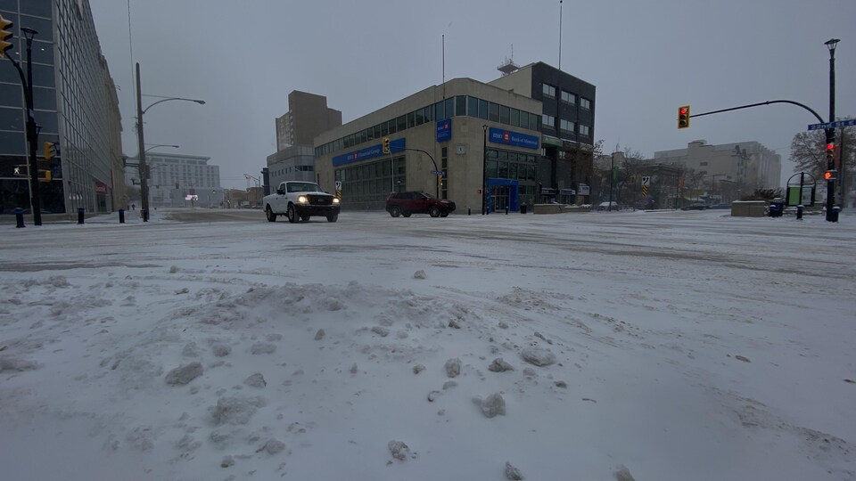 Un carrefour enneigée de Saskatoon.