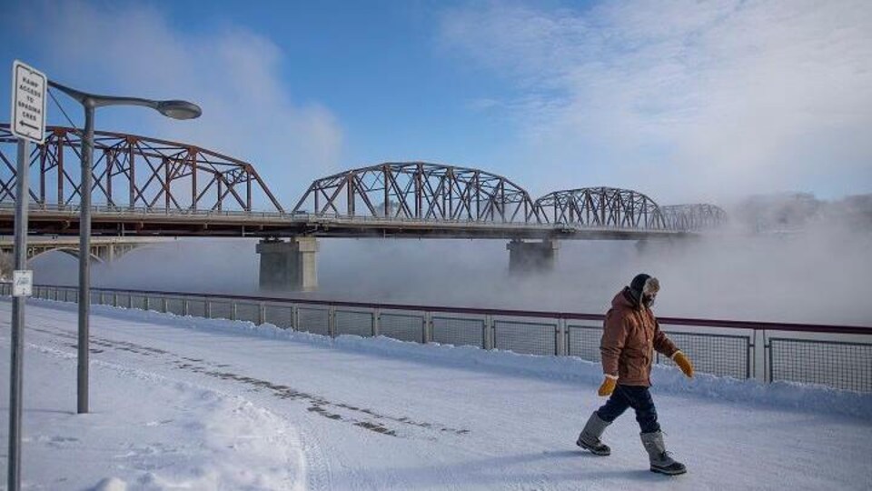Un piéton marche près de River Landing, au bord de la rivière Saskatchewan Sud, pendant une alerte au froid extrême à Saskatoon, sur cette photo d'archive du 25 janvier 2021.