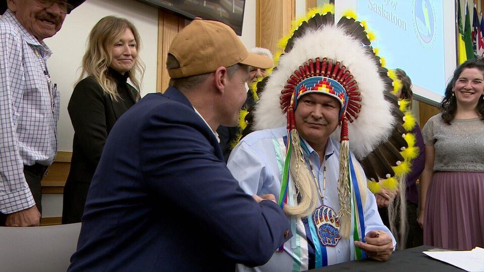 Le maire de Saskatoon et le chef de la Première Nation de Pelican Lake, Peter Bill.