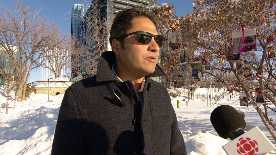 Ehsan Sharbati, membre de la communauté iranienne de la Saskatoon répond aux questions de la journaliste Geneviève Patterson. 