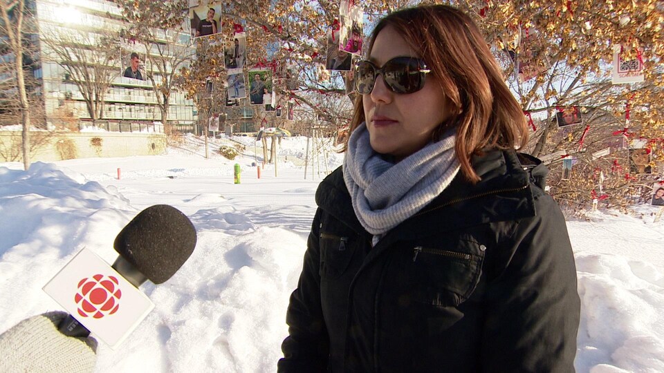Katy Navabi répond aux questions de la journaliste Geneviève Patterson.