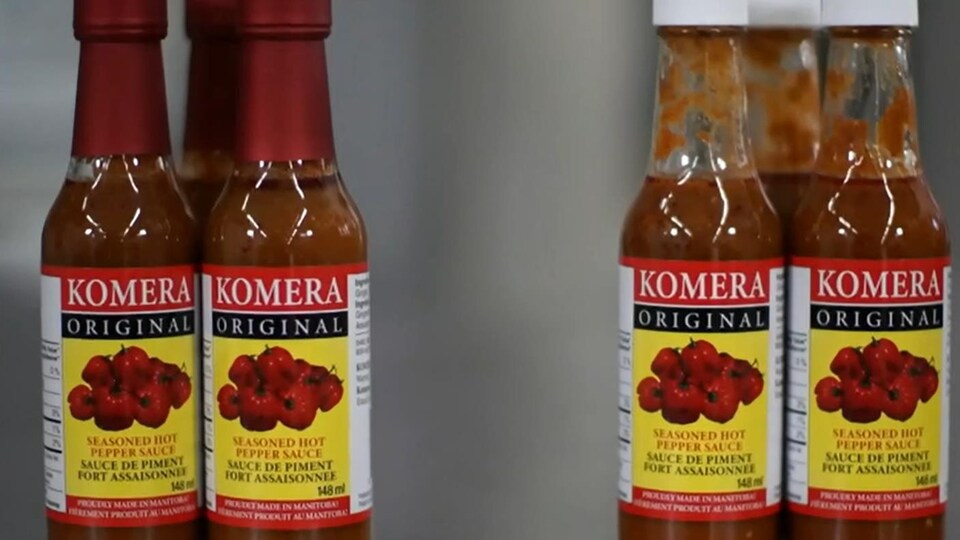 Quatre bouteilles de la sauce Komera.