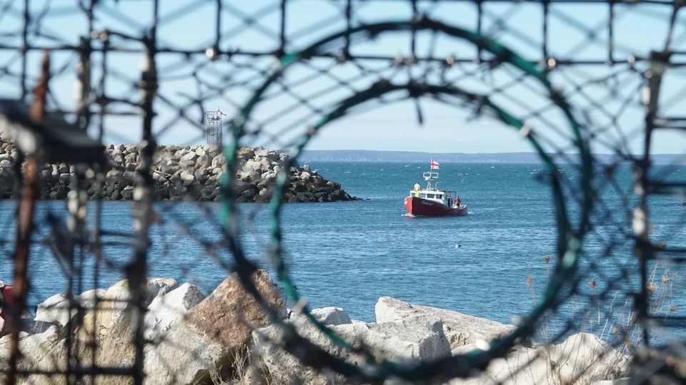 Un bateau de pêche des Autochtones entre dans un havre.
