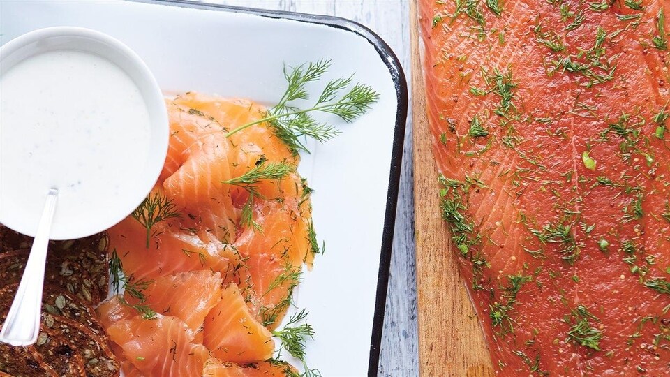 Une assiette de saumon fumé et gravlax