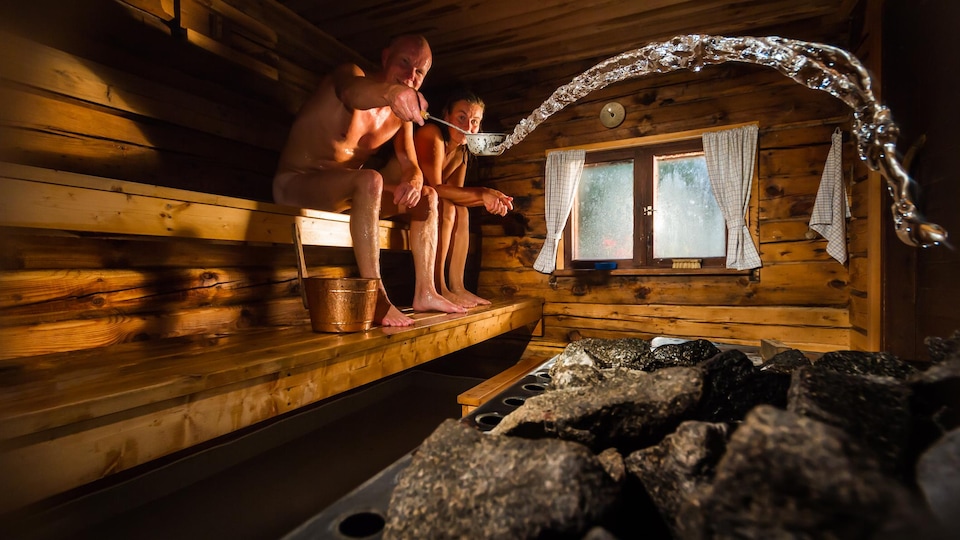 Un couple dans un sauna traditionnel finlandais.