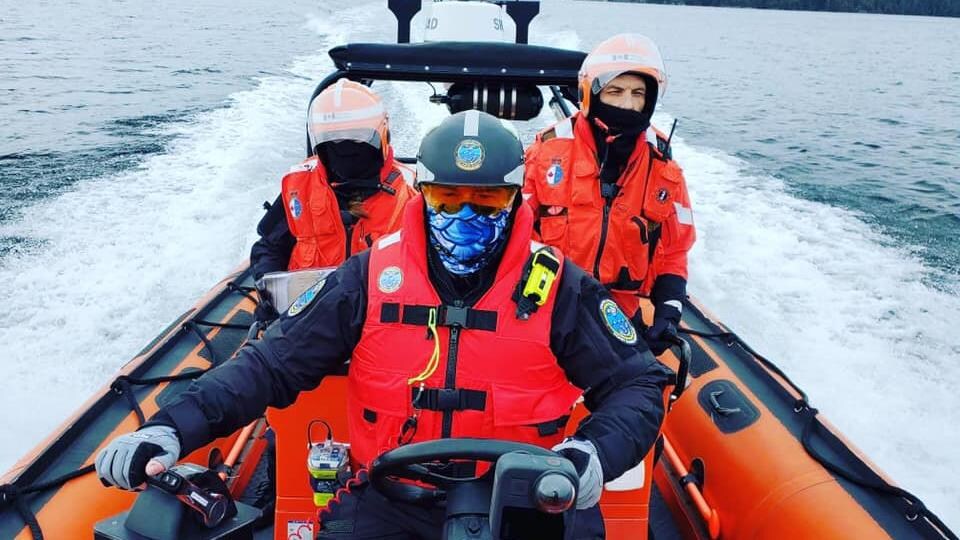 Des membres de la Garde côtière auxiliaire des Premières Nations en mer.
