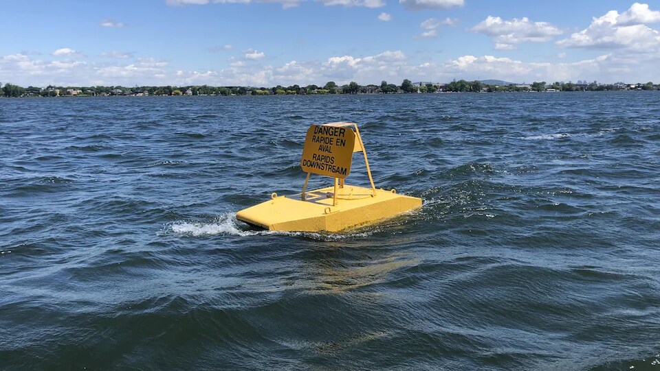 Une bouée jaune indiquant le danger de navigation.