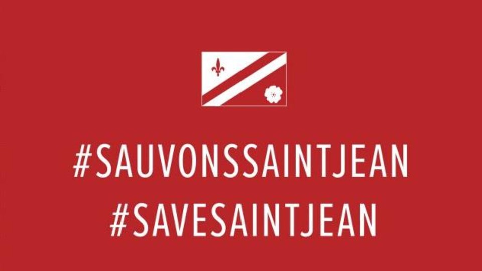 Les messages #sauvonssaintjean et #savesaintjean sont inscrits en lettres majuscules blanches sur un fond rouge sur lequel apparaît le drapeau franco-albertain.