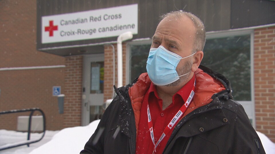 Gilmond Savoie interviewé devant les bureaux de la Croix-Rouge.