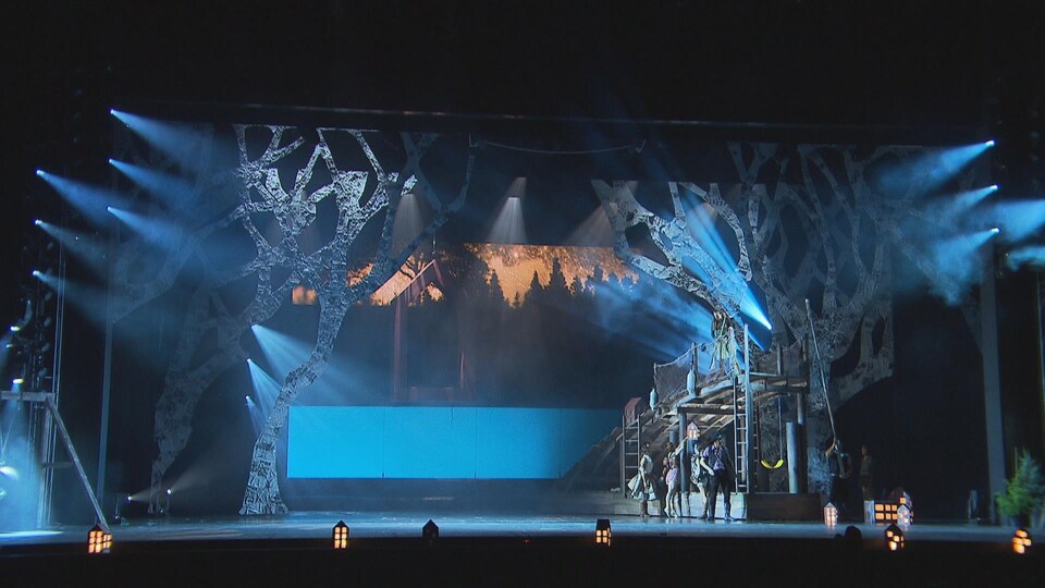 Scène avec des arbres et des personnages.
