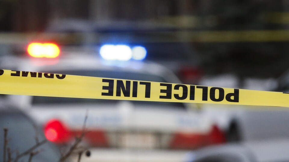 Ruban jaune de police autour d'une scène de crime à Calgary le 1er janvier 2015.