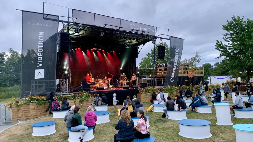 Un groupe de musique offre un spectacle sur la scène extérieure du Poisson Volant.