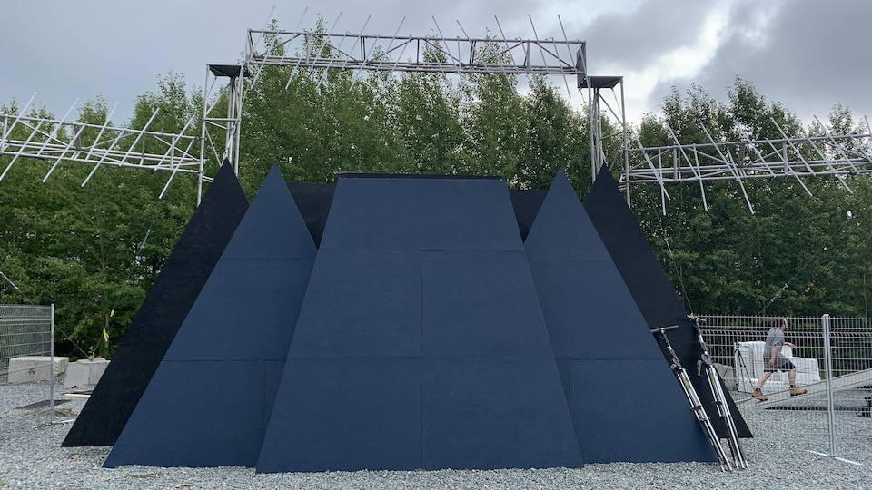 Un montage de triangles de plusieurs mètres de haut.