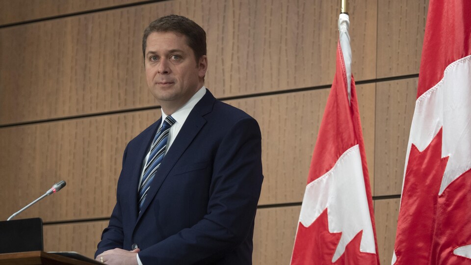 Andrew Scheer s'adresse aux journalistes.