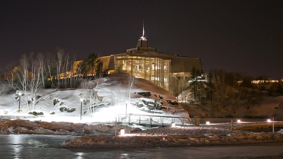 Edificio illuminato sulle rive del lago Ramsey in inverno.