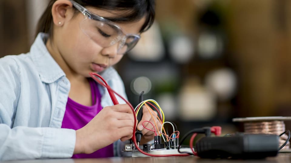 L’Expo-sciences autochtone Québec est une compétition scientifique qui s’adresse aux élèves de la 5e année du primaire jusqu’à la 5e année du secondaire.