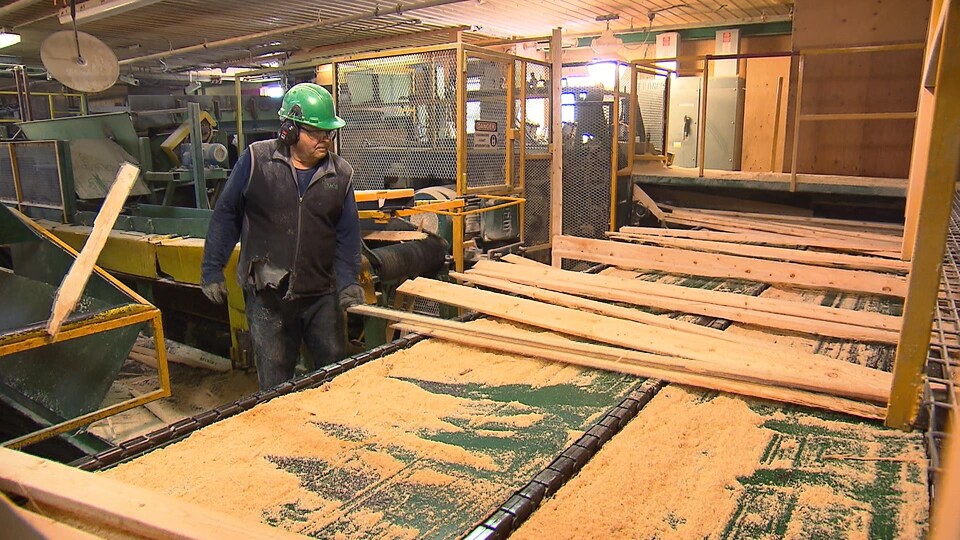 Un travailleur s'active à la scierie des Outardes de Produits forestiers Résolu.