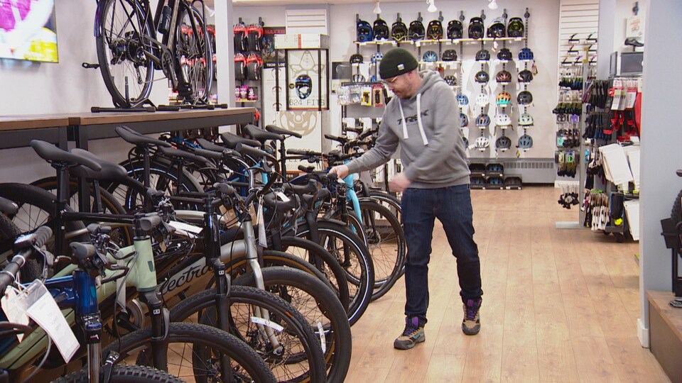 Scott Clark au milieu de vélos dans sa boutique.