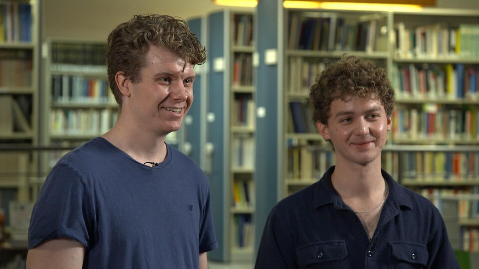 Scott DeJong et Marek Blottière en entrevue dans une bibliothèque. 